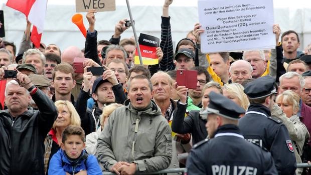 La derecha xenófoba recibe a Merkel y otros políticos al grito de «traidores a la patria» en Dresde